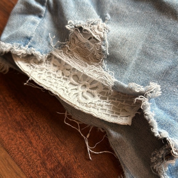 American Eagle Cropped Booty Shorts Size 2-Light Blue Denim - Picture 2 of 12